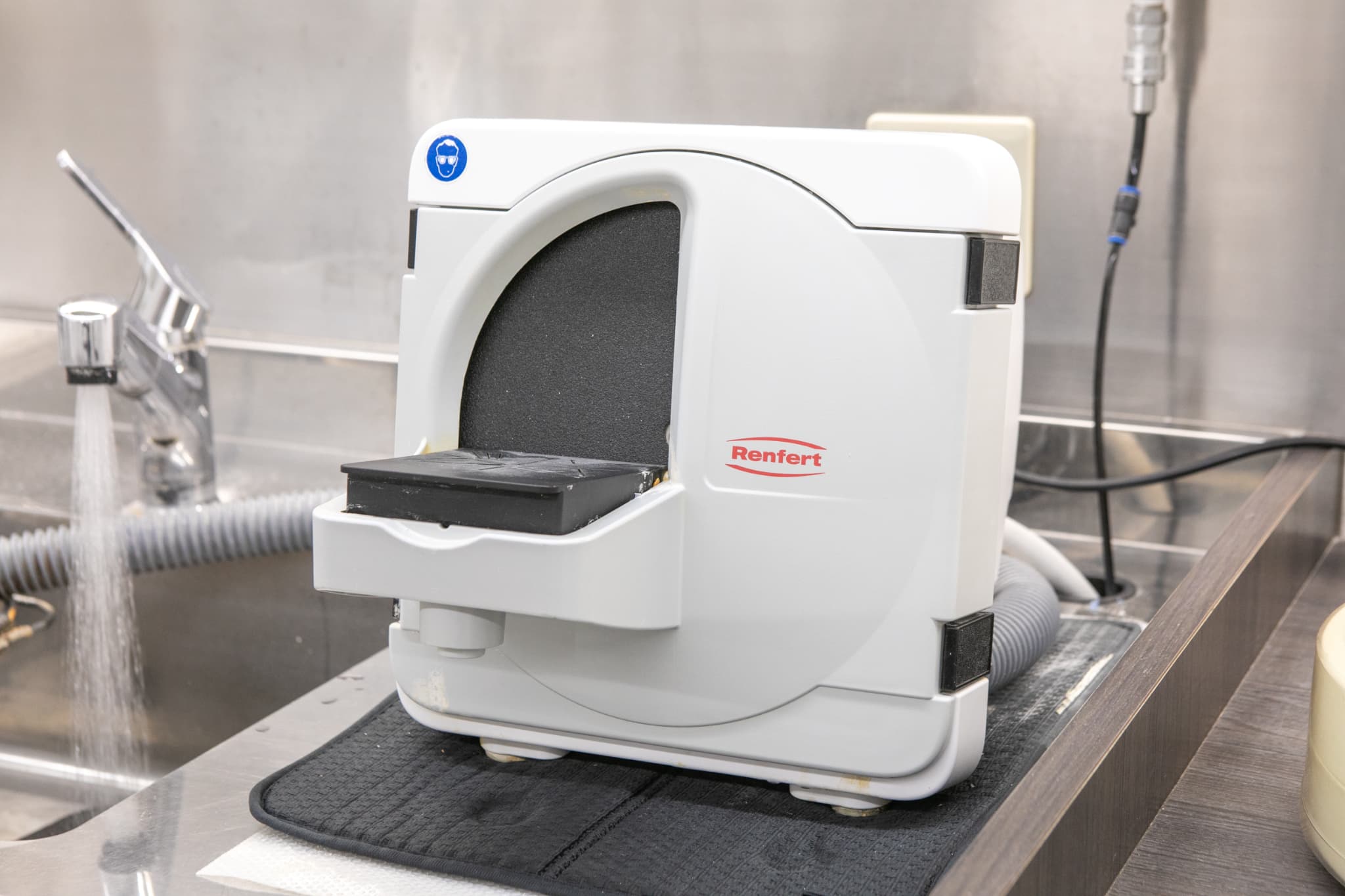 歯の模型に着色している技師