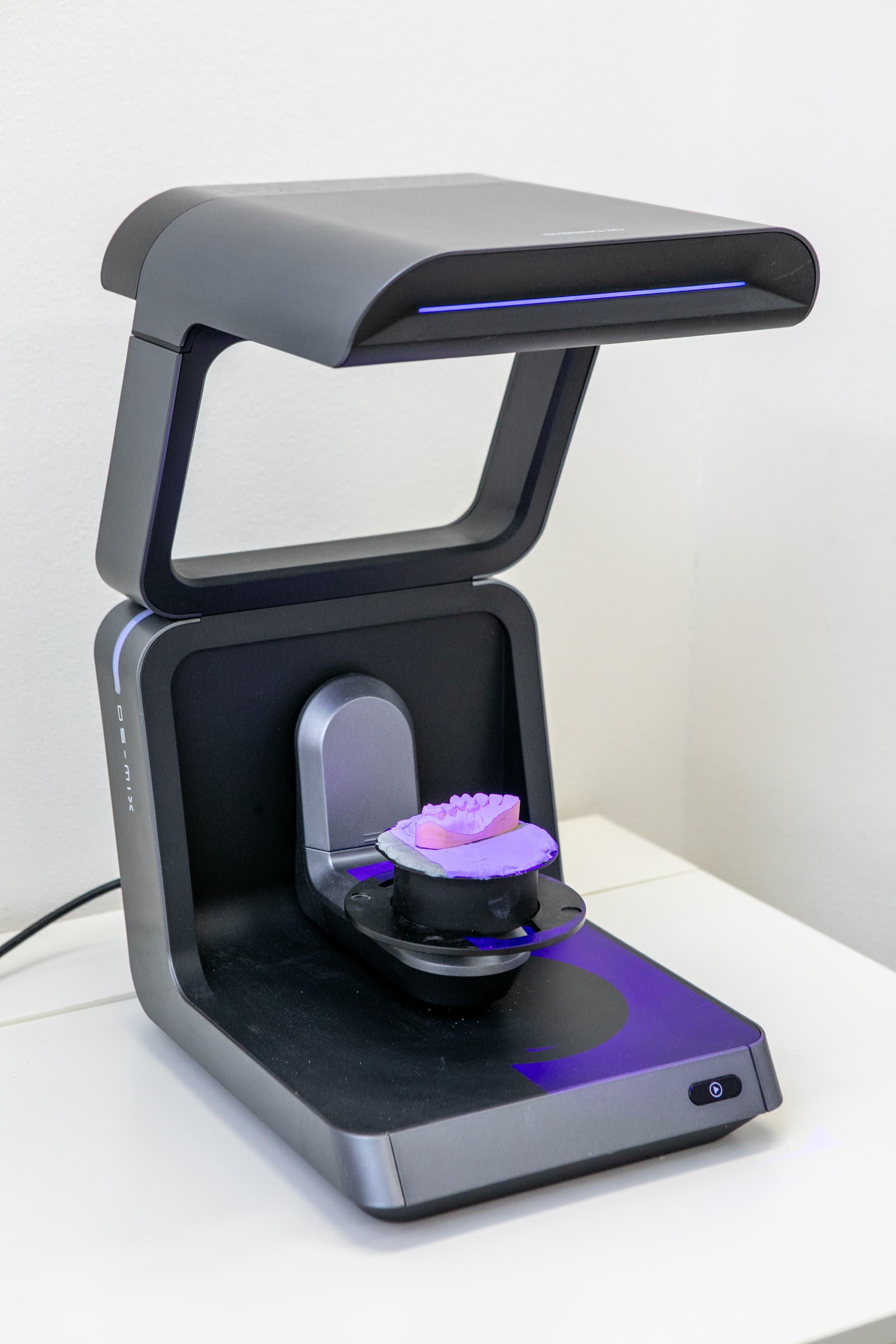 先の細い機械で仕上げをする歯科技工士