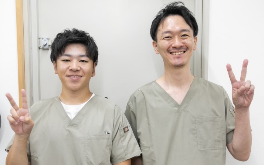 先の細い機械で仕上げをする歯科技工士