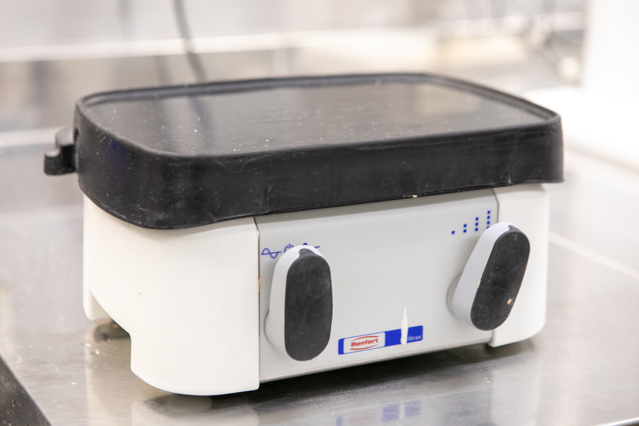 歯の模型に着色する歯科技工士